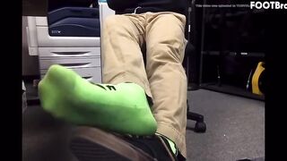College jock takes off socks to show off hot feet